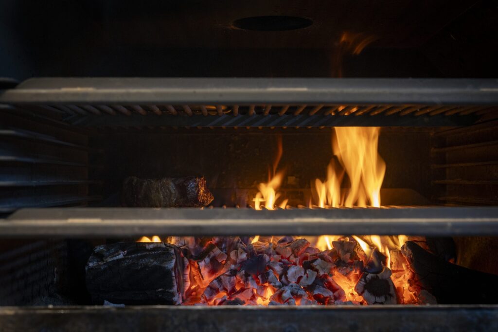 Open vuur en houtskool in de grill