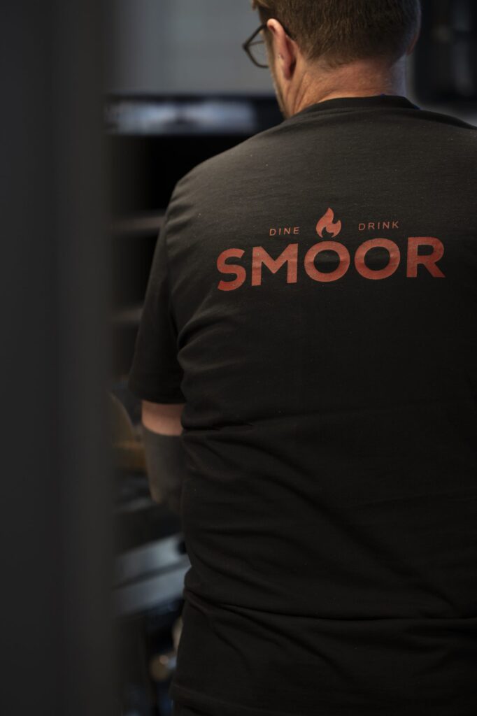 De kok in een SMOOR-shirt, van achteren